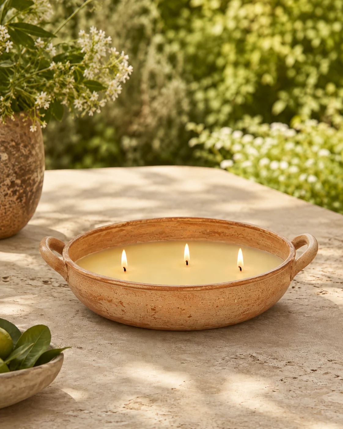 Padella Romana Citronella in giardino
