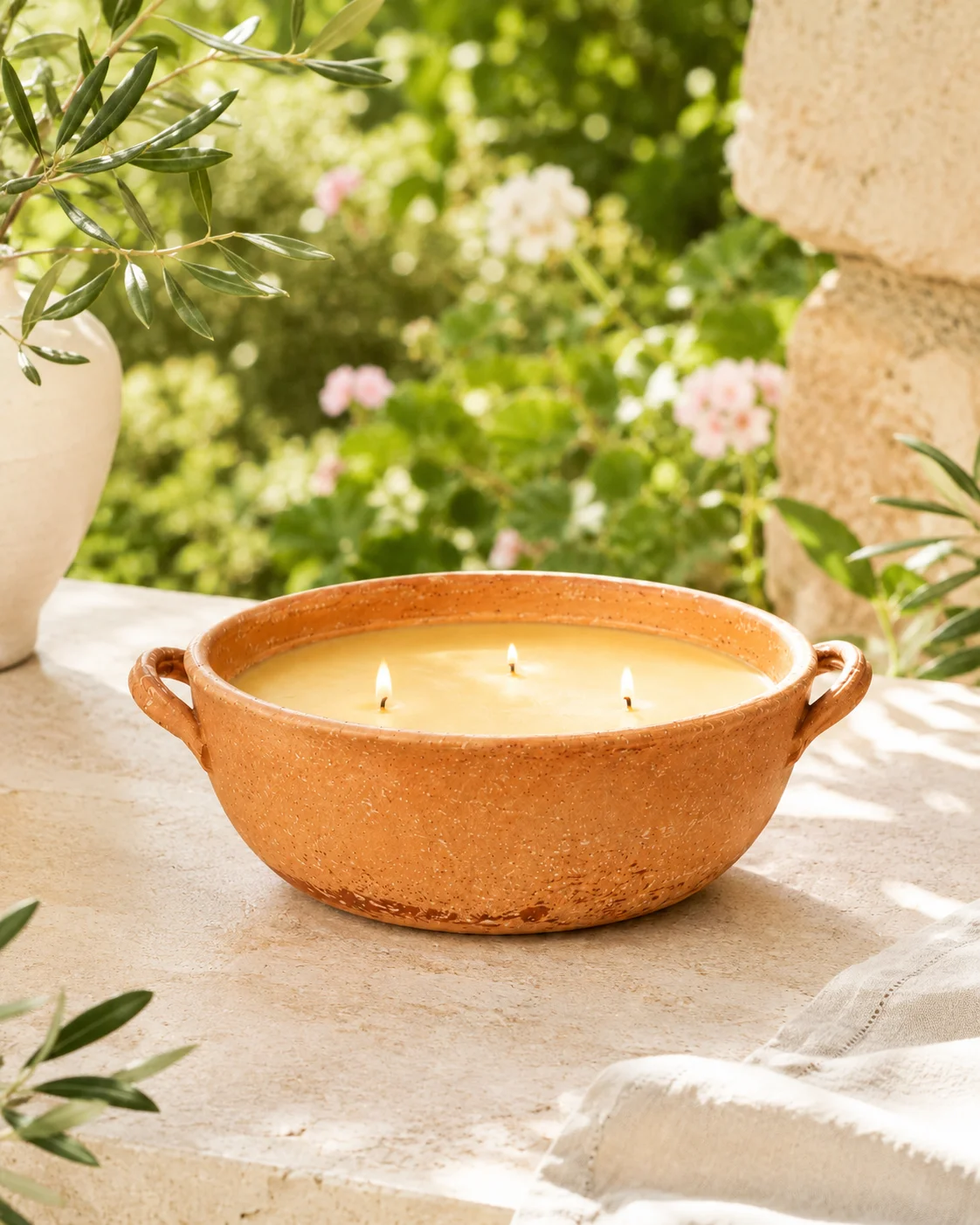 Citronella Vaso Grande accesa in giardino