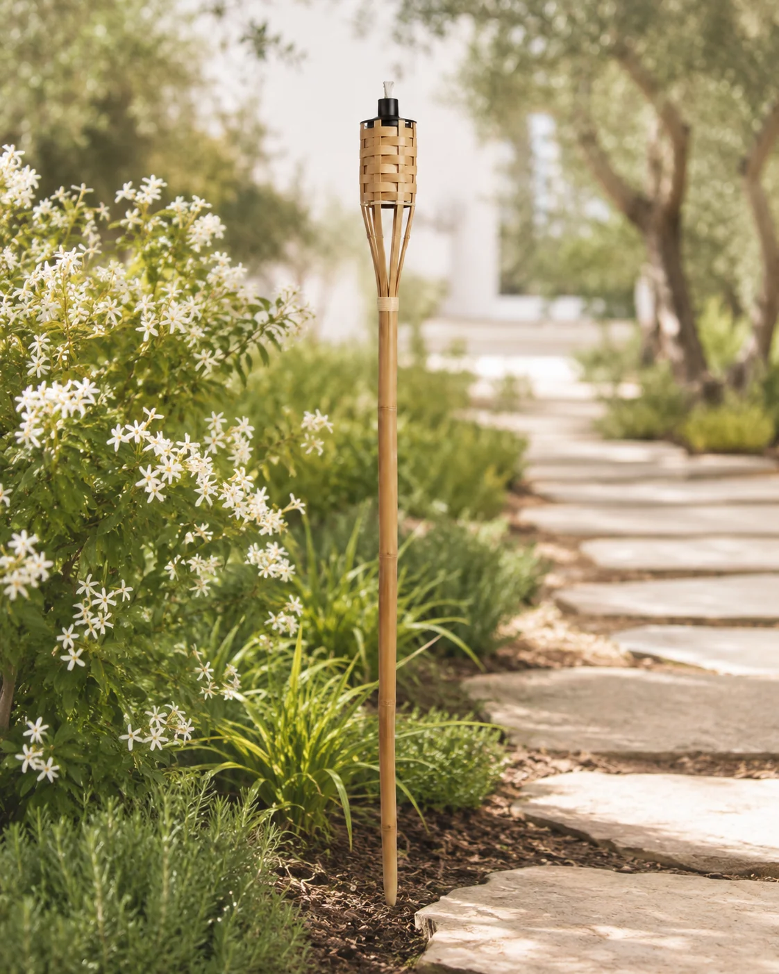 Fiaccola Bambù tra i fiori bianchi