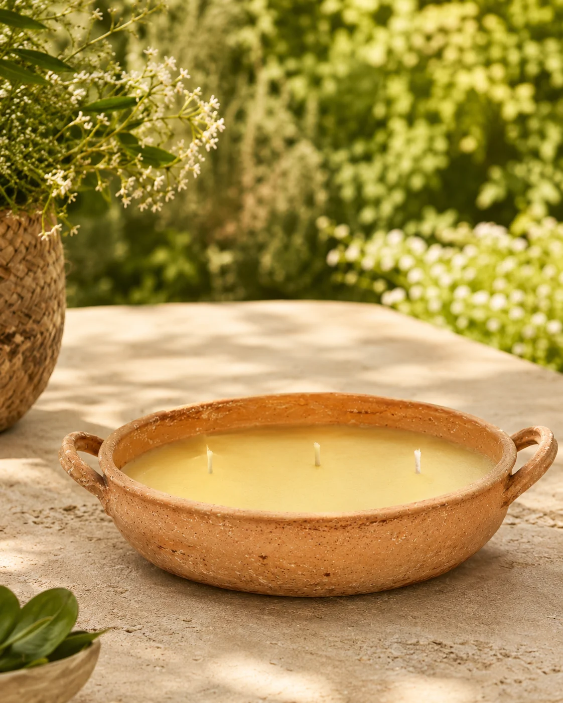 Padella Romana Citronella su tavolo esterno