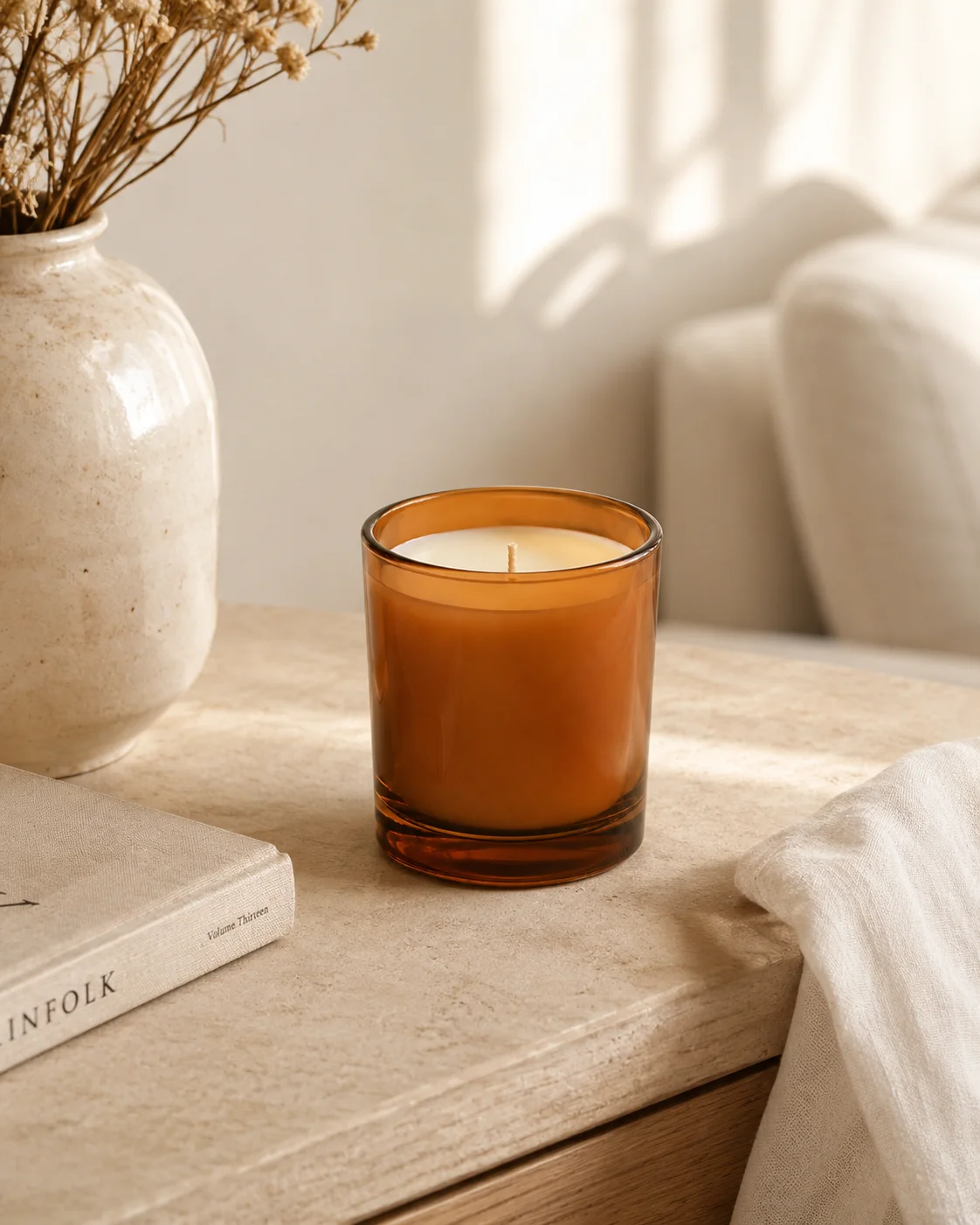 Bicchiere Ambrato — ambientazione living con luce naturale