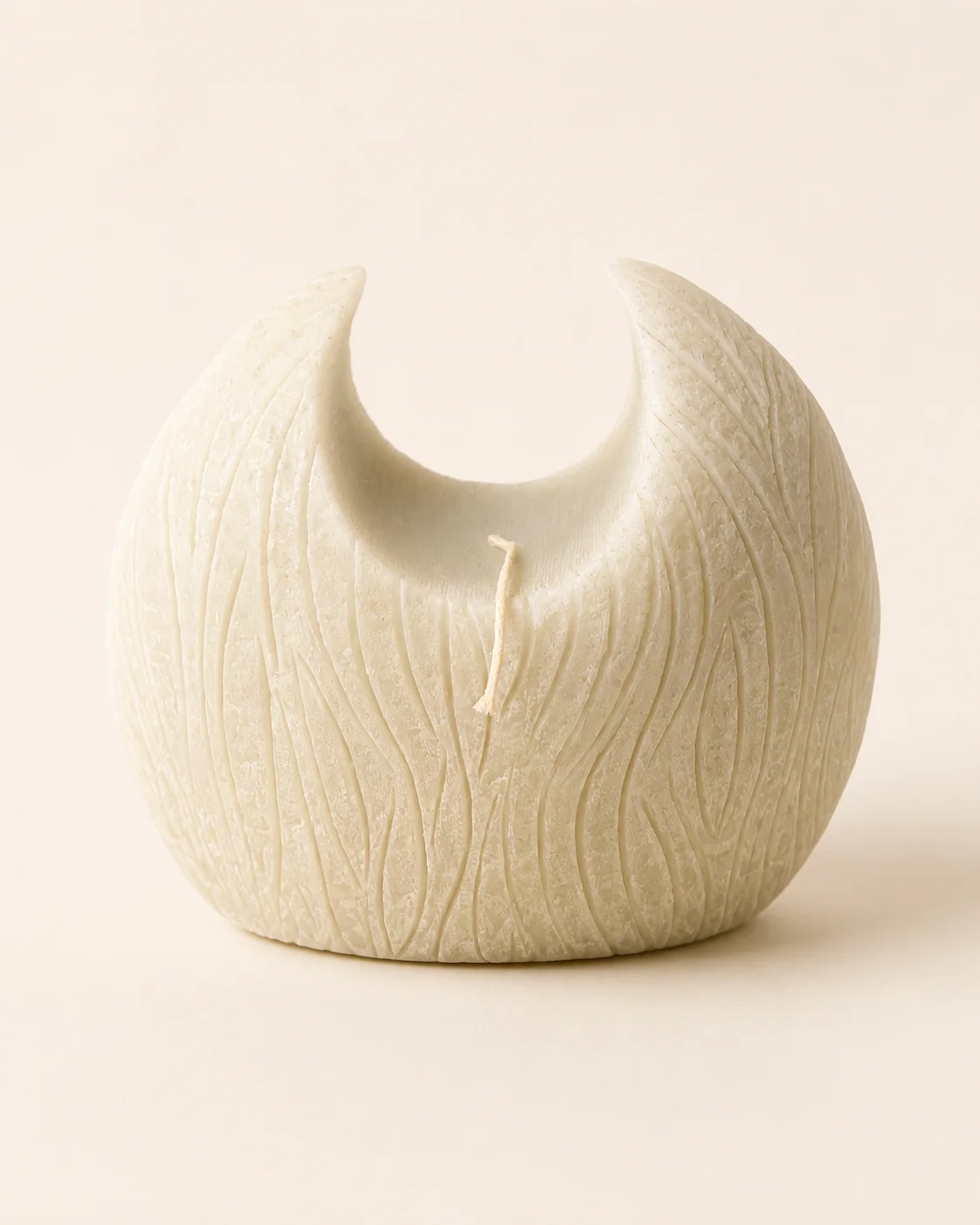 Candela Mezzaluna — forma scultorea avorio su sfondo neutro