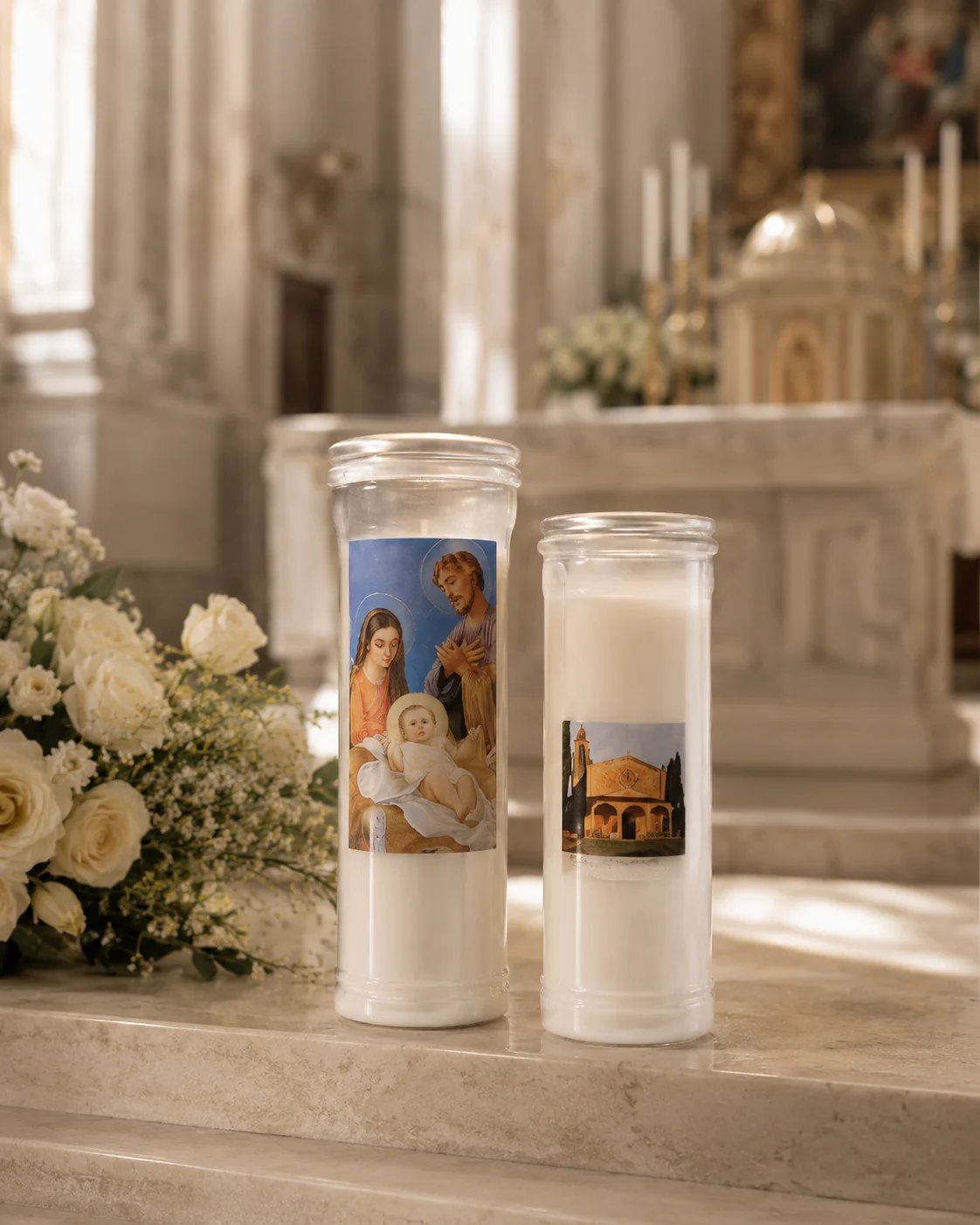 Ceri liturgici accesi su altare in chiesa